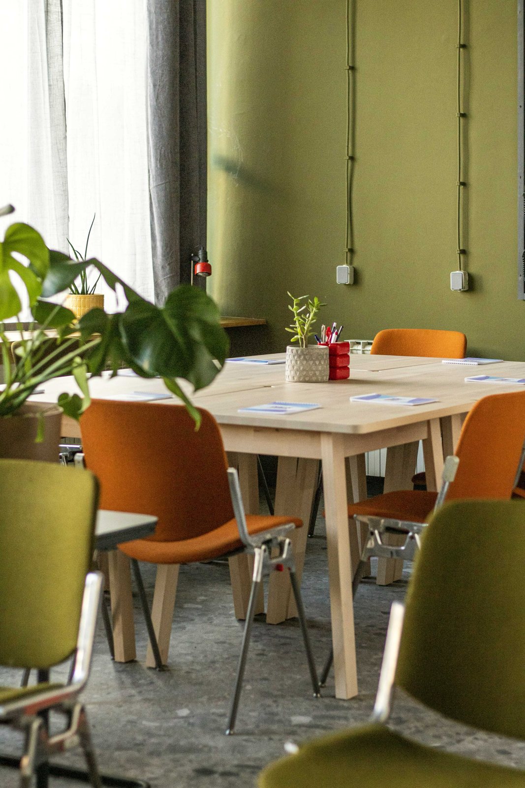 Zajednički stol i stolice u café zoni SKRIPTE
